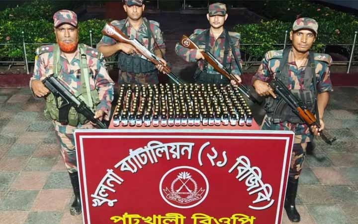 বেনাপোল সীমান্তে ২০৮ বোতল ভারতীয় সিরাপ জব্দ