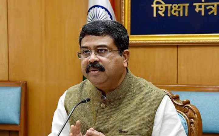 টানা আন্দোলনের মুখে পদত্যাগ করলেন ভারতের শিক্ষামন্ত্রীর