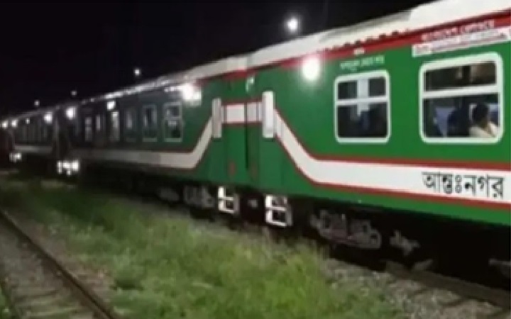 যান্ত্রিক ত্রুটিতে মিরসরাইয়ে দেড় ঘণ্টা আটকা সোনার বাংলা এক্সপ্রেস