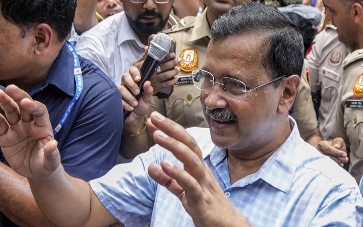 এবার ককরোচদের বিক্ষোভে যোগ দিতে গিয়ে আটক কেজরিওয়াল