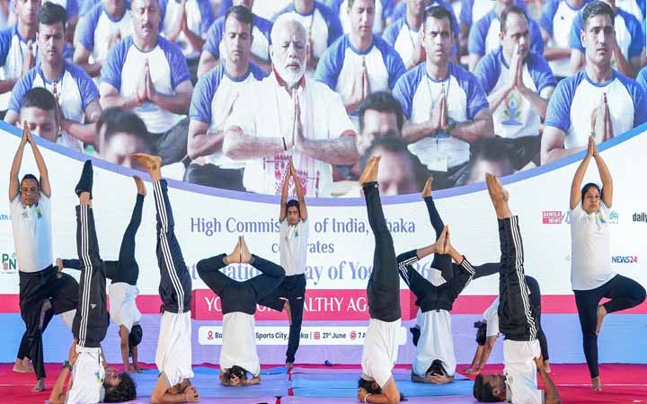 ভারতের পাশাপাশি ঢাকায়ও উদযাপিত হলো আন্তর্জাতিক যোগ দিবস
