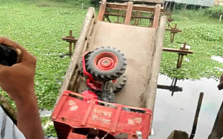 ভোলায় ব্রিজ ভেঙে বালুবাহী ট্রাক্টর খালে পড়ে চালক নিহত