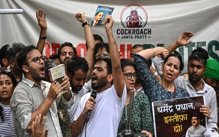 ‘ককরোচ পার্টির’ প্রতিষ্ঠাতা অভিজিৎ গ্রেফতার
