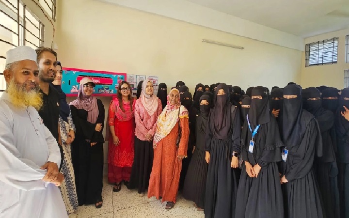 বিভিন্ন মাদ্রাসায় স্যানিটারি ন্যাপকিন ভেন্ডিং মেশিন স্থাপন করছে ফ্রেশ অনন্যা