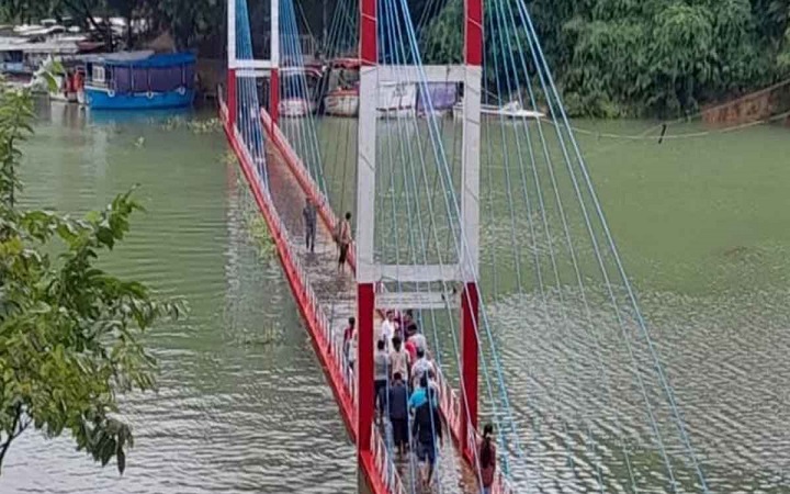 পানিতে তলিয়ে গেছে রাঙ্গামাটির ঝুলন্ত সেতু, চলাচলে নিষেধাজ্ঞা