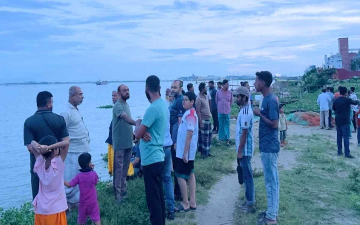 নারায়ণগঞ্জের মেঘনায় ট্রলারডুবি: নারীর মৃত্যু, একই পরিবারের ৪ জন নিখোঁজ