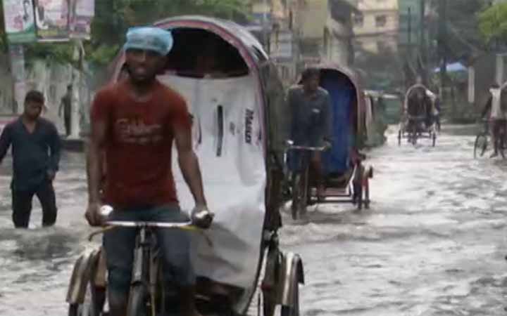 আবারও বৃষ্টিতে ডুবলো চট্টগ্রাম, ভোগান্তিতে এইচএসসি পরীক্ষার্থীসহ নগরবাসী