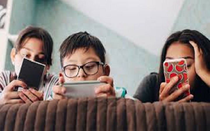 কিশোর-কিশোরীদের মোবাইল আসক্তি দূর করবেন যেভাবে
