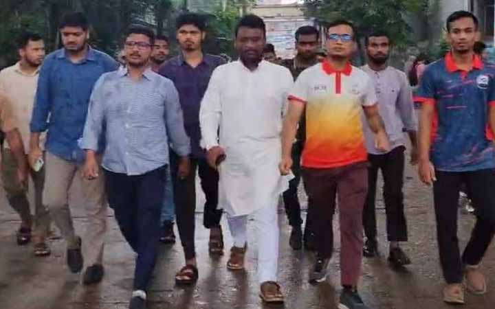 ক্যাম্পাসে প্রবেশ করলেন জকসুর ভিপি-এজিএসহ শিবির নেতারা