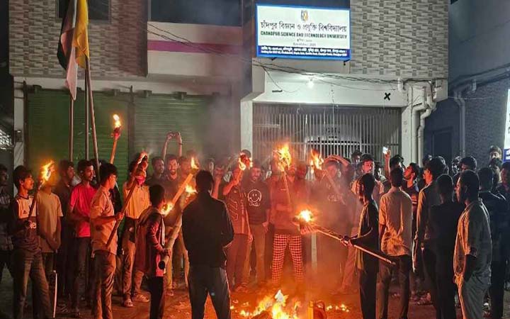 কুয়েটে শিক্ষার্থী নির্যাতনের প্রতিবাদে চাঁবিপ্রবিতে মশাল মিছিল