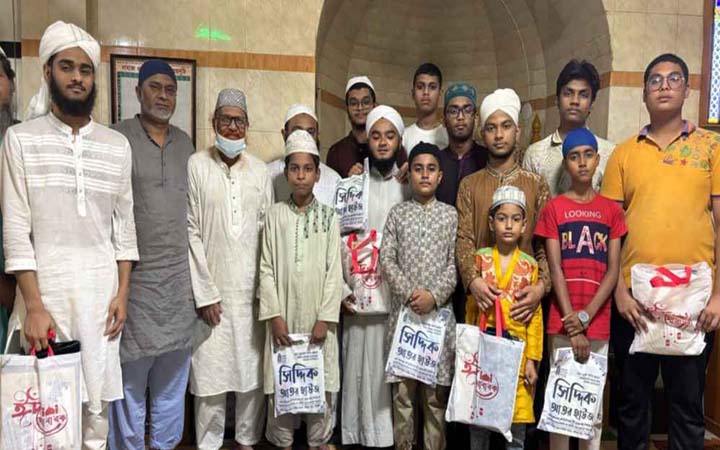 ৪০ দিন জামাতে নামাজ আদায় করে পুরস্কার পেল ২১ কিশোর