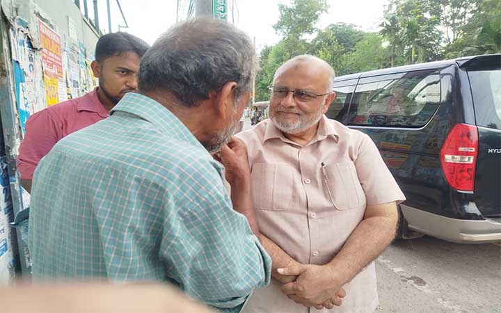 যশোরে লেবু বিক্রেতা শিক্ষক আ: লতিফের  খোঁজ নিলেন ডা. মোসলেহ উদ্দিন ফরিদ