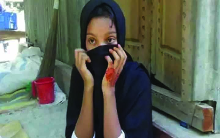 বিয়ের দাবিতে অনশনে স্কুলছাত্রী
