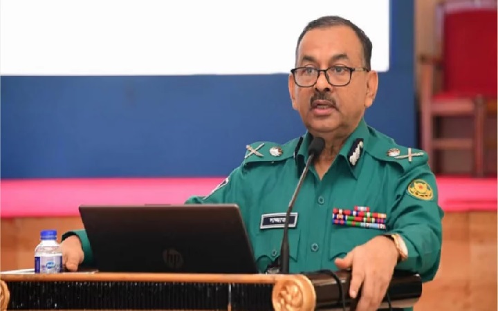 গাড়িতে আগুন-ককটেল নিক্ষেপকারীকে গুলির নির্দেশ দিলেন ডিএমপি কমিশনার