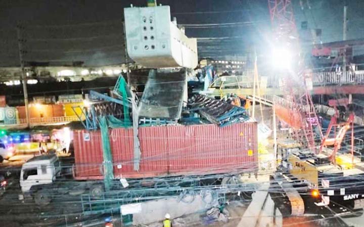 কাভার্ডভ্যানের ধাক্কায় ভেঙে পড়ল এক্সপ্রেসওয়ের পিয়ার ক্যাপ সাটার