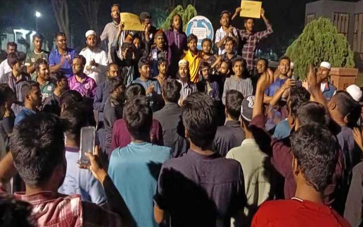 ঢাবি আধিপত্যের বিরুদ্ধে রাবি শিক্ষার্থীদের বিক্ষোভ