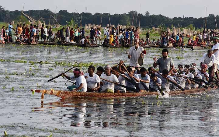 রাজবাড়ীর বালিয়াকান্দিতে ঐতিহ্যবাহী নৌকা বাইচ অনুষ্ঠিত