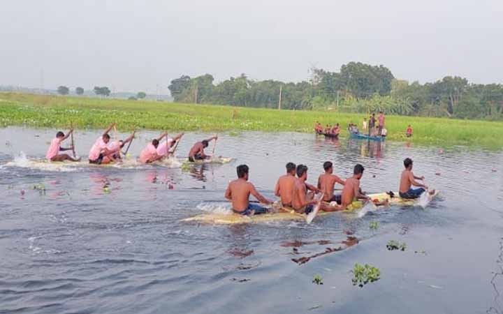 চাটমোহরে শুরু হলো ঐতিহ্যবাহী ভেলা বাইচ