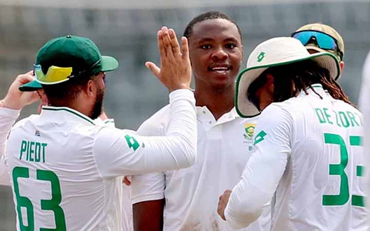 ঘরের মাঠে ইনিংস হারের শঙ্কায় টাইগাররা