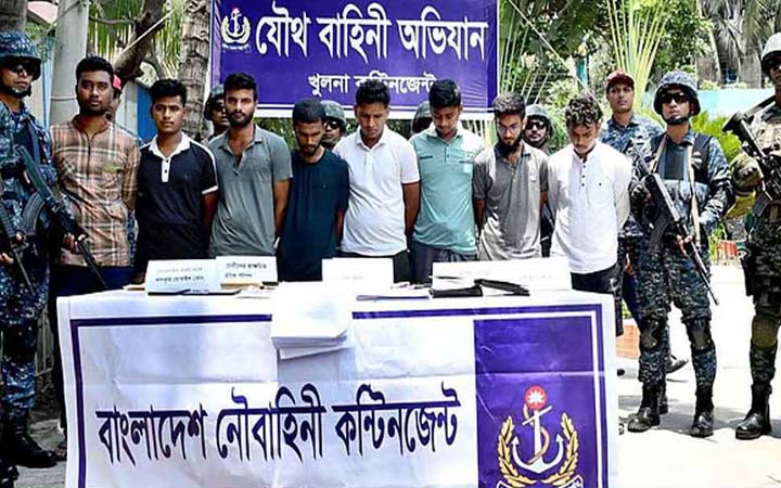 নৌবাহিনীতে চাকরি দেওয়ার নামে প্রতারণা, আটক ৯