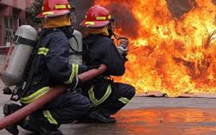 মহাখালীতে সাততলা বস্তির পেছনের আবাসিক ভবনে আগুন