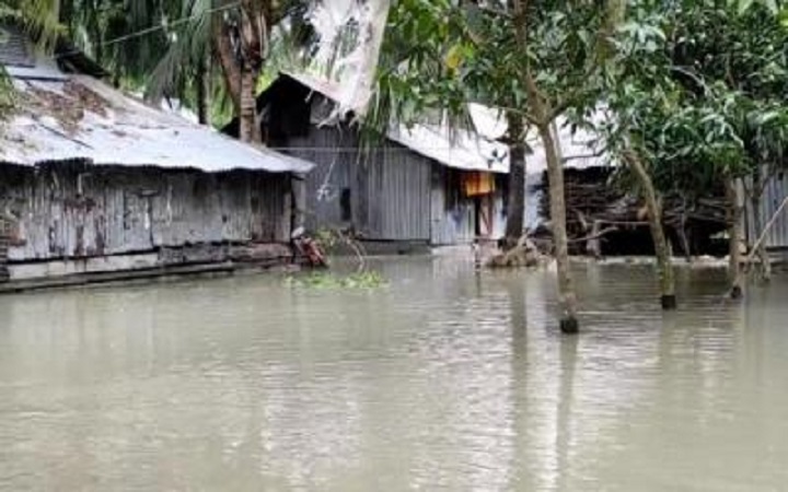 বৈরী আবহাওয়ায় জোয়ারে তিন জেলার নিম্নাঞ্চল প্লাবিত
