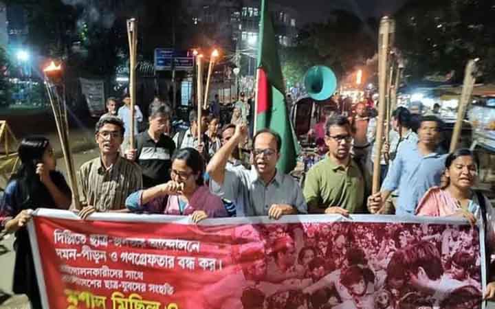 দিল্লিতে আন্দোলনে দমন-পীড়নের প্রতিবাদে শাহবাগে মশাল মিছিল