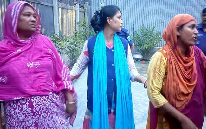 নারায়ণগঞ্জে পুলিশের ওয়াকিটকি-ফোন ছিনতাই, ২ নারী গ্রেফতার
