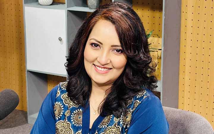 দেশে ফিরলেন জনপ্রিয় উপস্থাপিকা মুনমুন