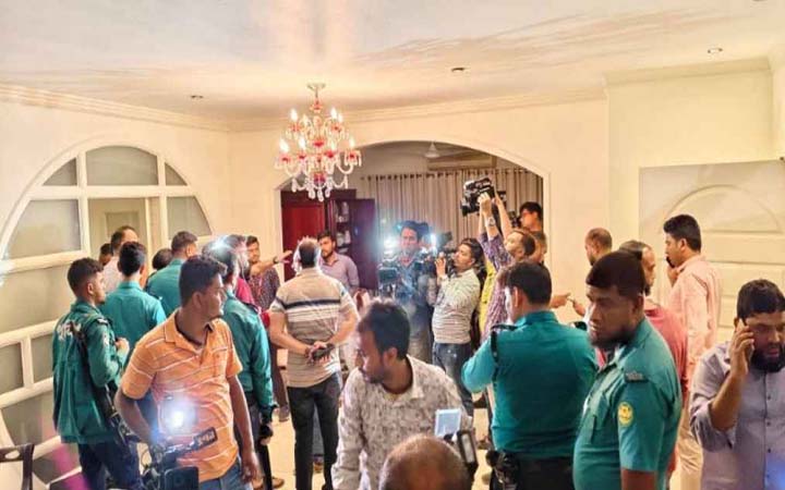 মধ্যরাতে তানভীর ইমামের বাসায় ছাত্র-জনতার তল্লাশি