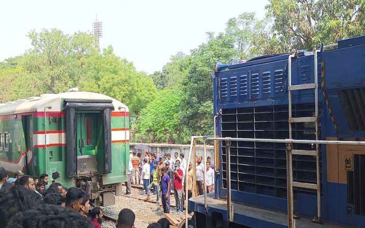 বনলতা এক্সপ্রেসের লাইনচ্যুত বগি উদ্ধার, ট্রেন চলাচল স্বাভাবিক