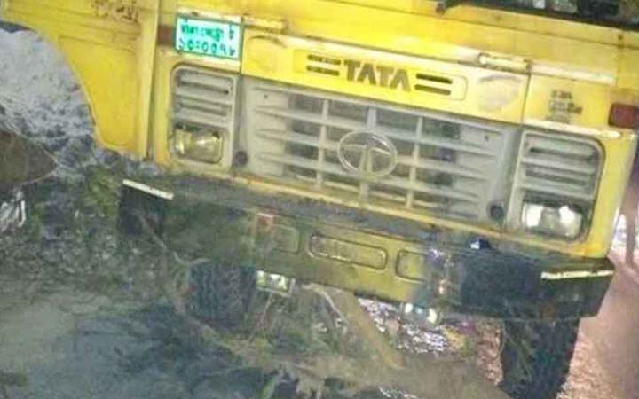 পাবনায় মধ্যরাতে সড়কে গাছ ফেলে ৪০ গাড়িতে ডাকাতি