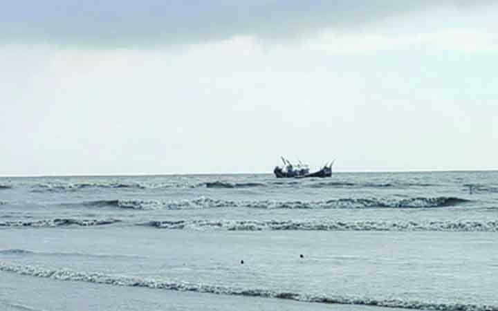 বঙ্গোপসাগরে ঝড়ের কবলে ২ ট্রলার ডুবি, নিখোঁজ ১
