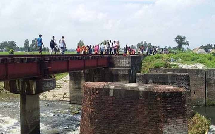 দিনাজপুরের পার্বতীপুরে ট্রেনে কাটা পড়ে একই সাথে দাদী-নাতনীর মৃত্যু