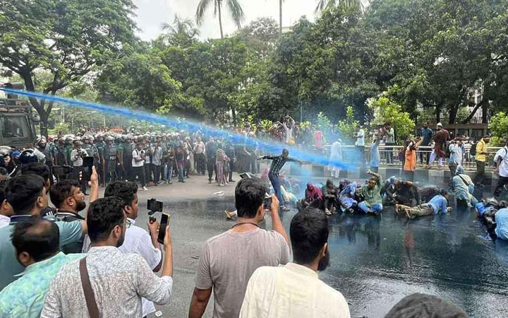 প্রেস ক্লাবে আন্দোলনকারীদের লক্ষ্য করে সাউন্ড গ্রেনেড নিক্ষেপ