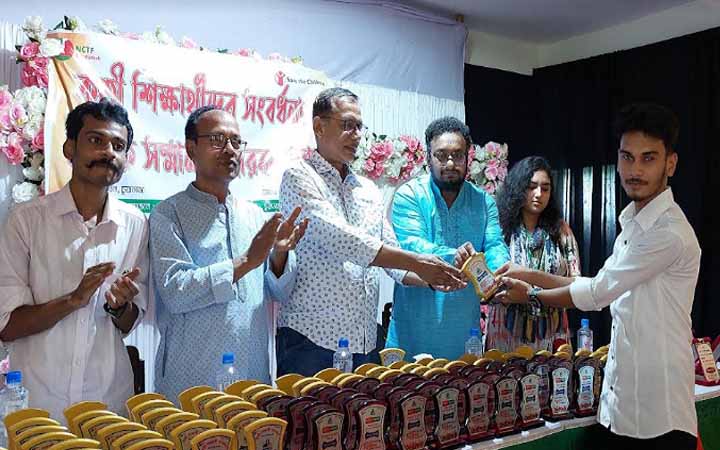চুয়াডাঙ্গায় ১০০ জন কৃর্তী শিক্ষার্থী ও গুণি শিক্ষকদের সংবর্ধনা