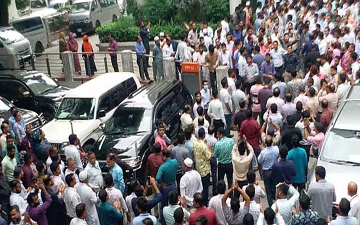 অধ্যাদেশ প্রত্যাহারের দাবিতে সচিবালয়ে আজও কর্মচারীদের বিক্ষোভ