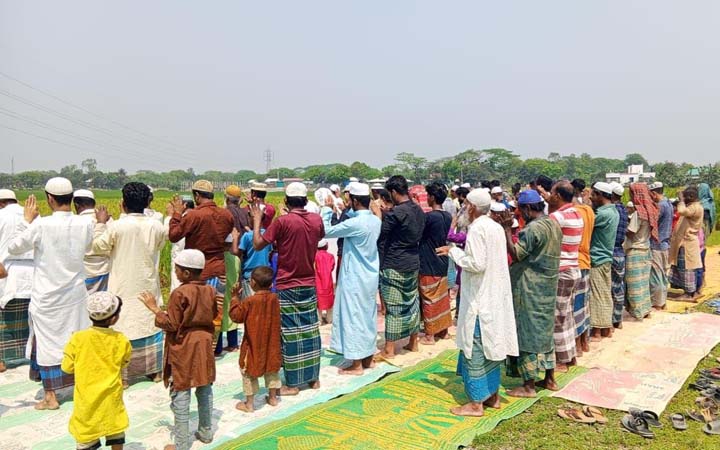 কিশোরগঞ্জে বৃষ্টির জন্য ইসতিসকার নামাজ আদায়