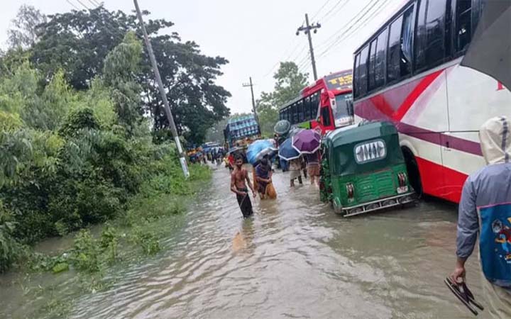 চট্টগ্রাম ও বান্দরবানে লাখো মানুষ পানিবন্দী, কয়েকজনের মৃত্যু
