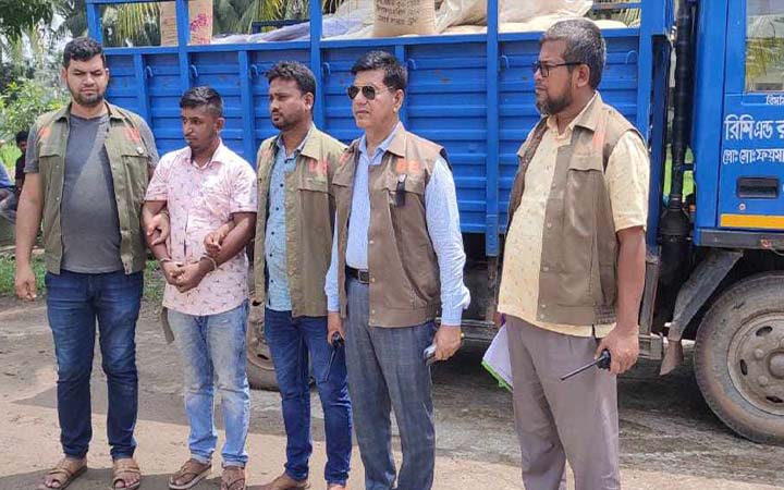 বরগুনায় টিসিবির ৯০ বস্তা চালসহ ট্রাক জব্দ, ডিলার আটক