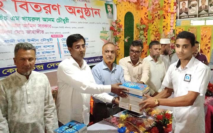 ১৩৬ শিক্ষার্থীকে বই উপহার দিলেন ইউপি চেয়ারম্যান