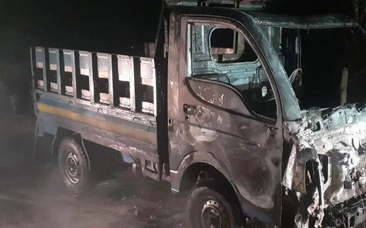 জয়পুরহাটে পিকআপ ভ্যানে আগুন
