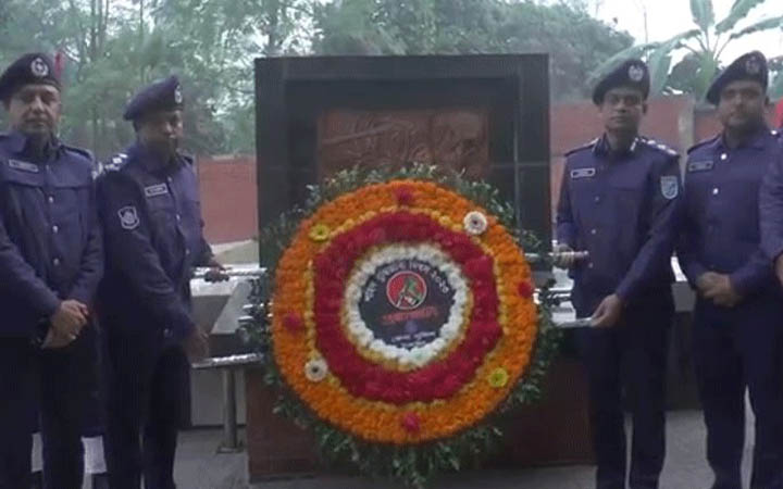টাঙ্গাইলে শহীদ বুদ্ধিজীবীদের স্মরণে ফুলেল শ্রদ্ধা