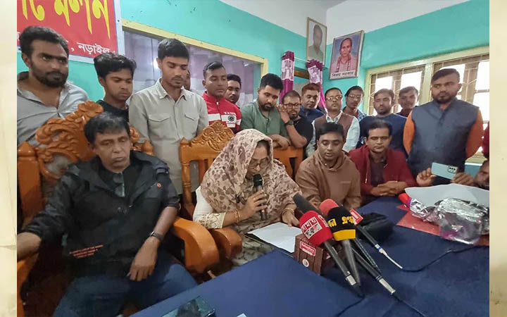 নৌকার প্রার্থী স্বামীকে সমর্থন জানিয়ে নির্বাচন থেকে সরে দাঁড়ালেন স্ত্রী