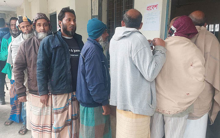 নওগাঁয় ভোটগ্রহণ চলছে
