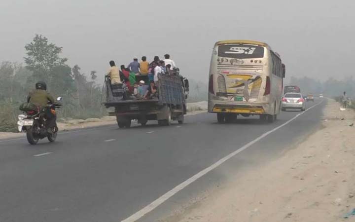 ঢাকা-টাঙ্গাইল মহাসড়কের চন্দ্রা এলাকা অনেকটাই ফাঁকা