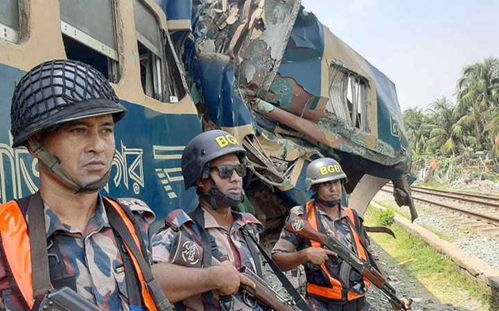 গাজীপুরে দুই ট্রেনের সংঘর্ষ: উদ্ধার কাজে ২ প্লাটুন বিজিবি
