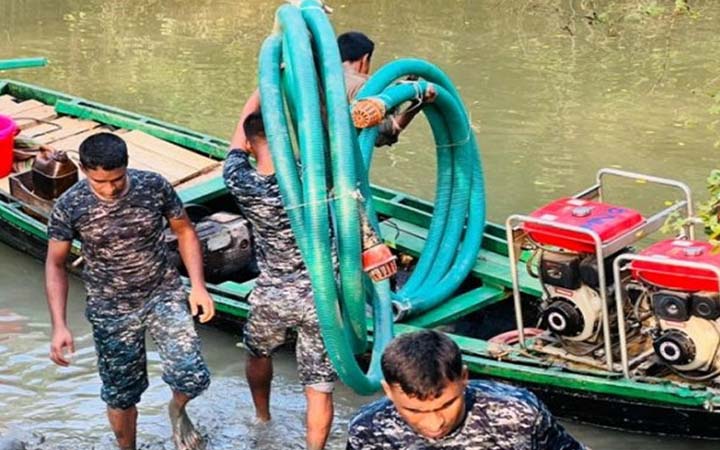 সুন্দরবনের আগুন নেভাতে যোগ দিয়েছে নৌ ও বিমান বাহিনী