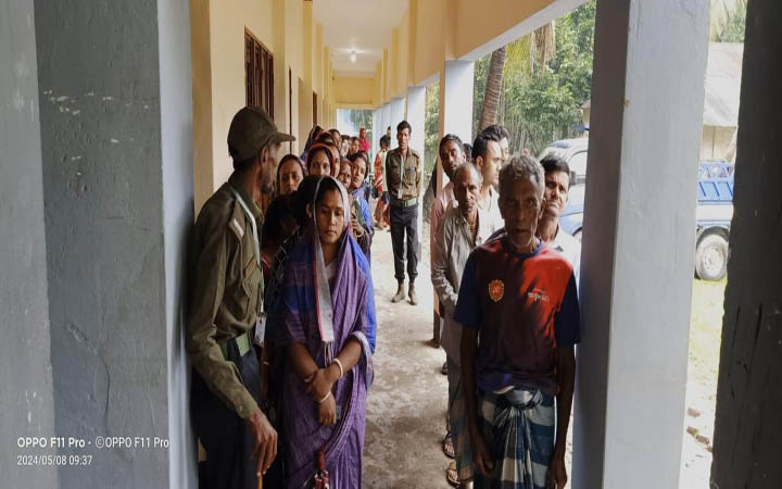 নোয়াখালীর সুবর্ণচরে শান্তিপূর্ণ ভোট গ্রহণ চলছে, ভোটার উপস্থিতি কম
