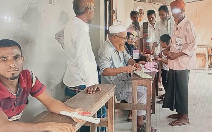 টাঙ্গাইলের তিনটি উপজেলা পরিষদ নির্বাচনের ভোটগ্রহণ চলছে